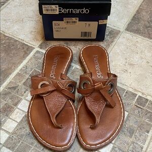 Bernardo Luggage Brown Leather Bow Thong Sandals Sz 7 🆕